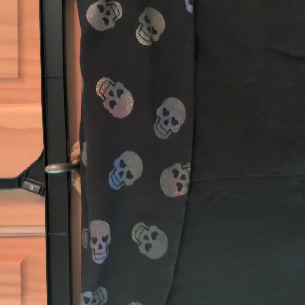 No Boundaries Black Skull Pattern capris - Picture 2 of 4